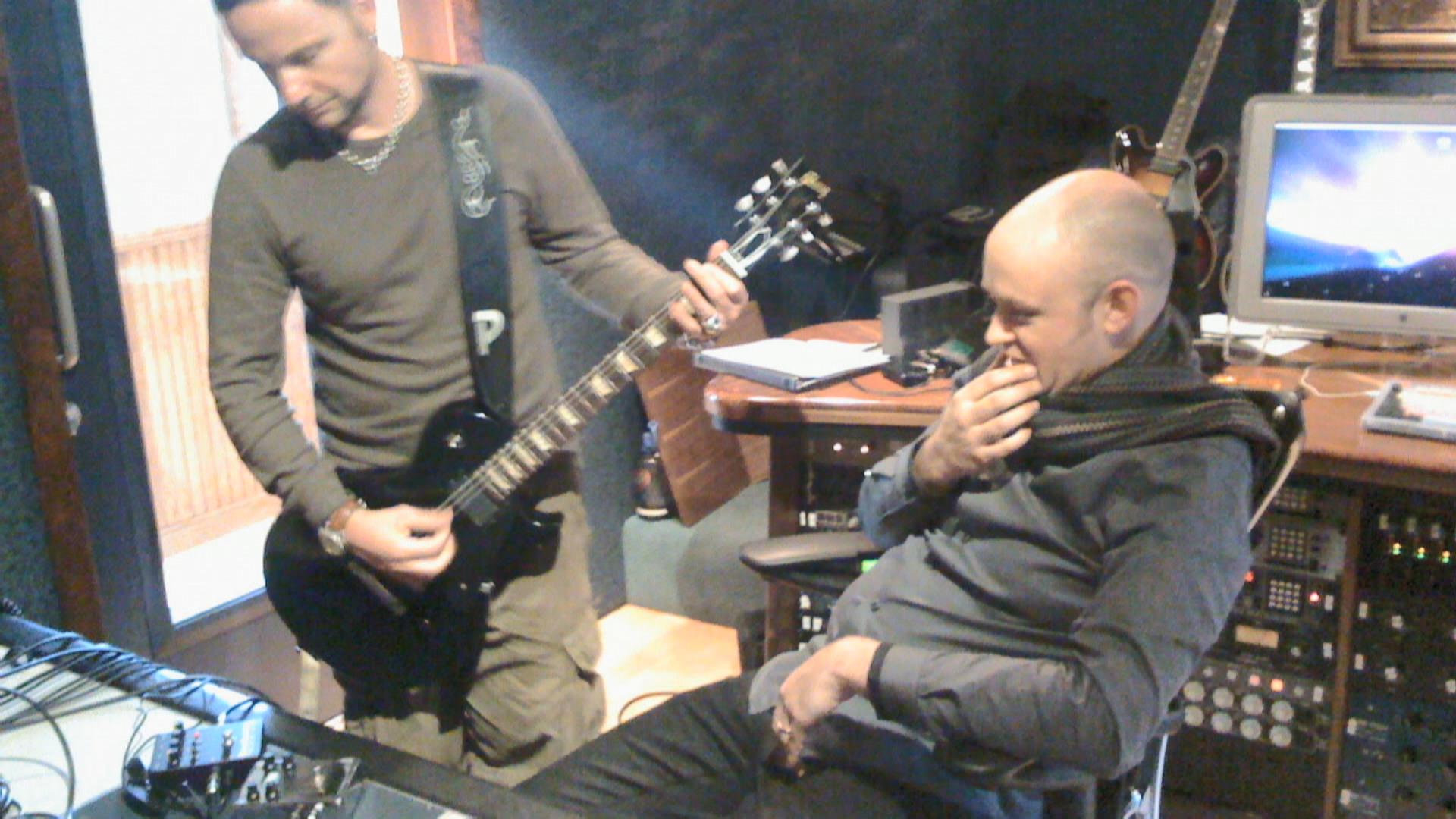 Screenshot of Paul Landers in the Liebe ist für alle da studio room looking at a Tech 21 GT2 pedal on a desk